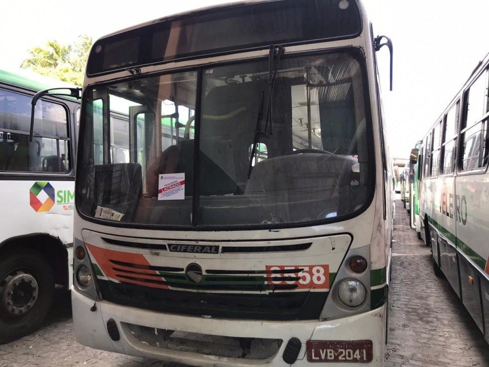 Quase 50 ônibus da empresa Veleiro são lacrados pela SMTT em Maceió — Foto: Divulgação/SMTT
