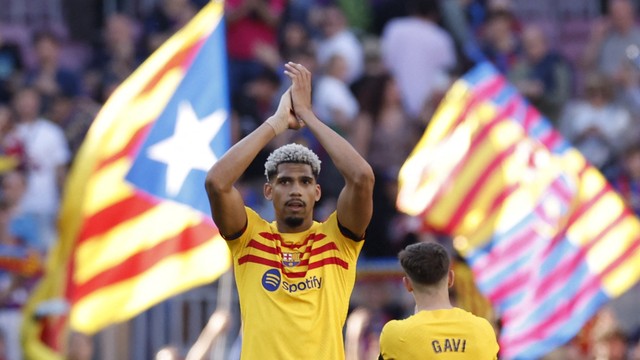 Araújo comemora a vitória do Barcelona sobre o Atlético de Madrid