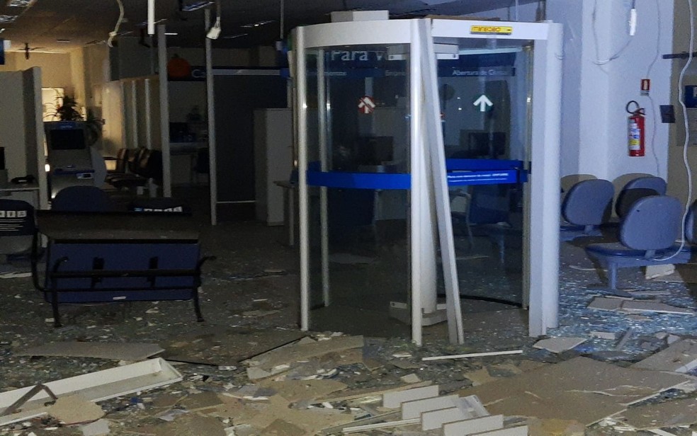 Agência da Caixa foi alvo de explosão em Carira — Foto: 3º BPM/Divulgação