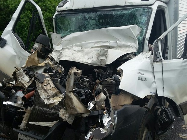 Motorista ficou preso às ferragens (Foto: Corpo de Bombeiros/Divulgação)