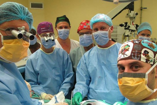 A equipe que realizou o transplante de pênis - os médicos ficaram surpresos com a rápida recuperação do rapaz (Foto: Stellenbosch University)