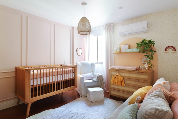 Décor do dia: quarto de bebê com marcenaria clara e arco na parede (Foto: Leonardo Costa)