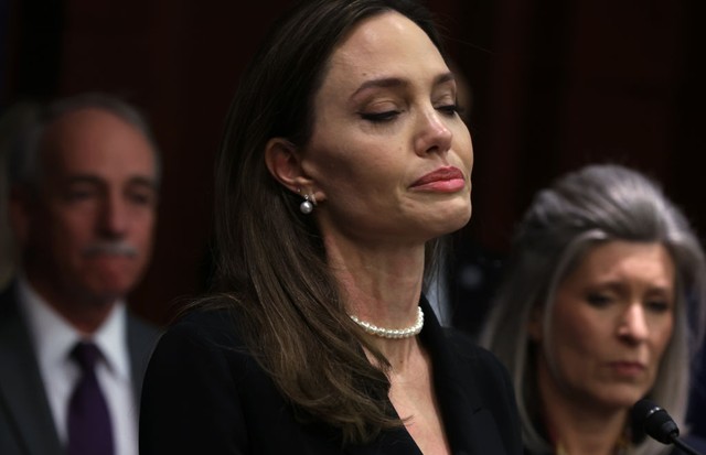 WASHINGTON, DC - FEBRUARY 09:  Actress Angelina Jolie speaks during a news conference at the U.S. Capitol February 9, 2022 in Washington, DC. A group of bipartisan U.S. senators held a news conference to announce a bipartisan modernized Violence Against W (Foto: Getty Images)