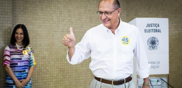 Com sua esposa ao fundo, Geraldo Alckmin, governador eleito em SP, posa após votar  (Foto: Reprodução Twitter)