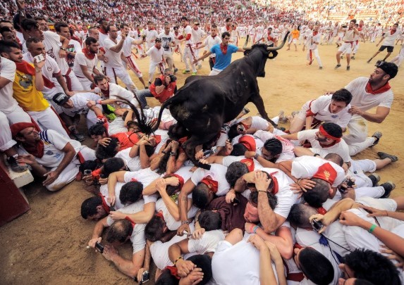 Corrida de touros tradicional na Espanha deixa seis feridos e lota as ruas  de cidade