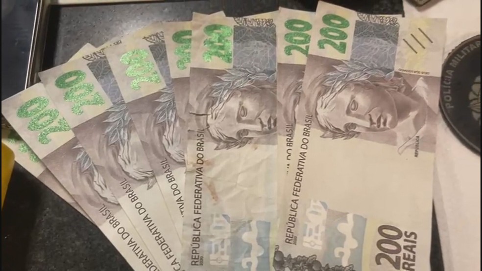 Cédulas falsas de R$ 200 apreendidas com suspeitos em Brazlândia, no DF — Foto: Polícia Militar do DF / Reprodução