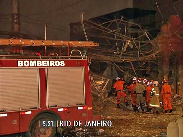 Bombeiros procuram por vítimas soterradas  (Foto: Reprodução / TV Globo)