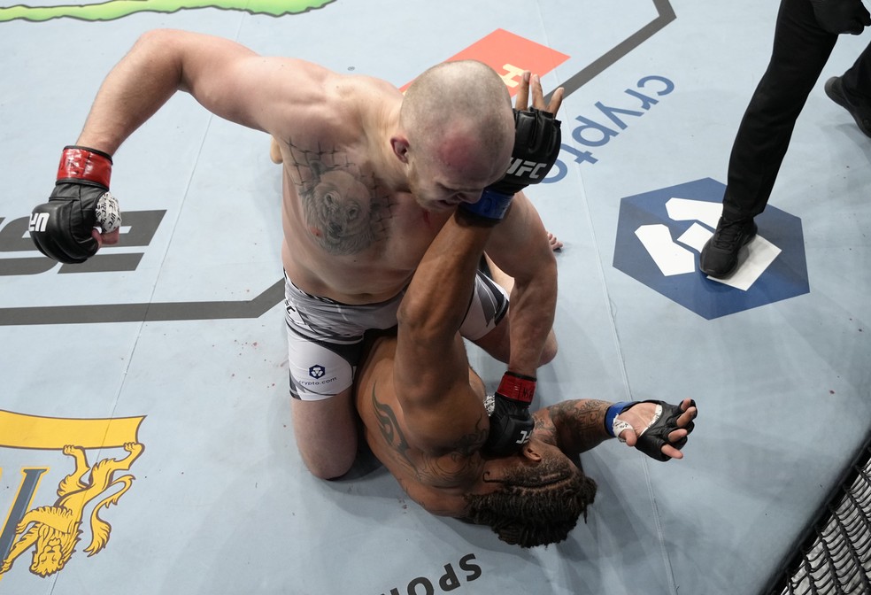 Sergey Spivak nocauteou Greg Hardy no primeiro round do UFC 272 — Foto: Getty Images