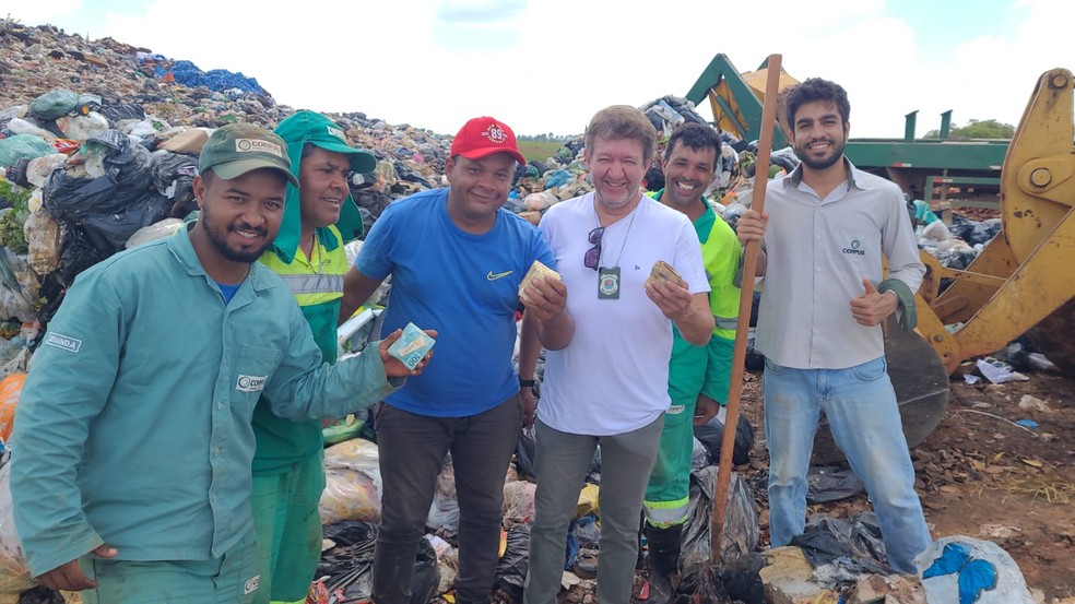 Garimpo no lixo: mutirão em aterro recupera R$ 25 mil jogados fora por engano em Indaiatuba