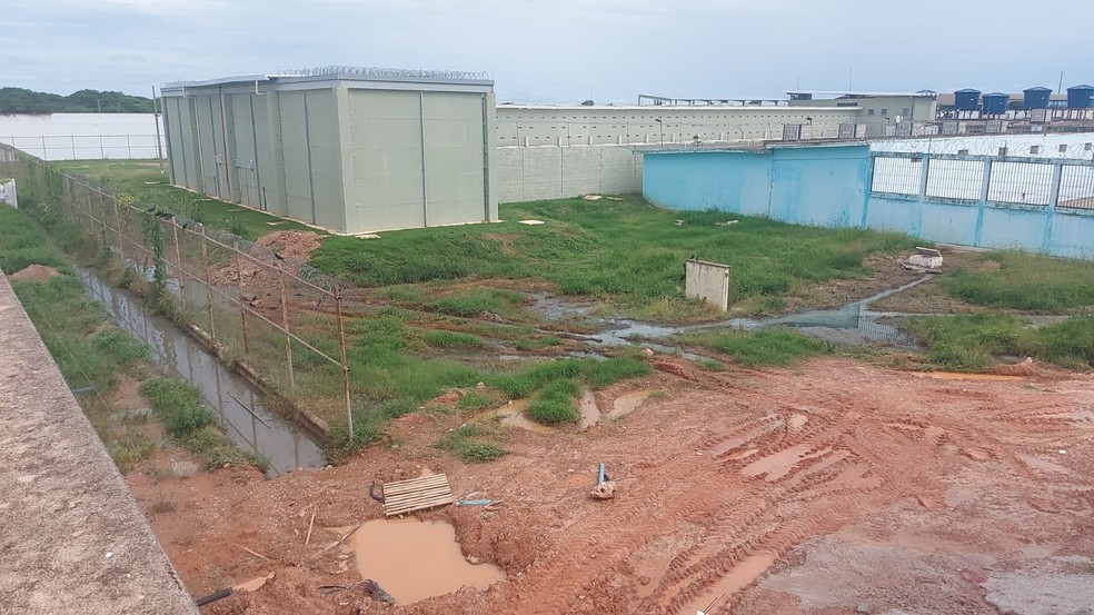 Penitenciária Central do Estado (PCE) possui esgoto a céu aberto em volta da unidade — Foto: Reprodução