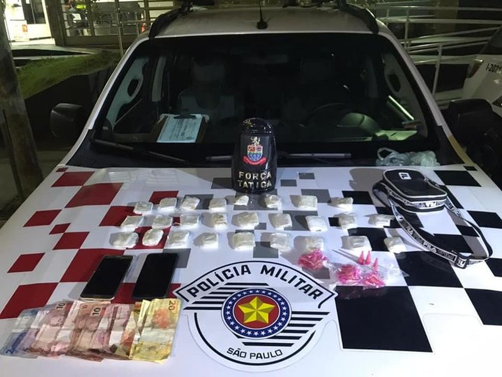 Um homem e adolescente de 12 anos são detidos por tráfico de drogas em Caraguatatuba — Foto: Polícia Militar/Divulgação