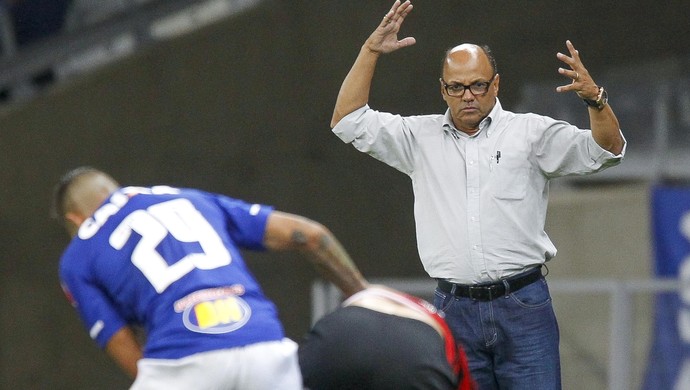 Sem agradar, Cruzeiro precisa de ajustes enquanto espera novo técnico