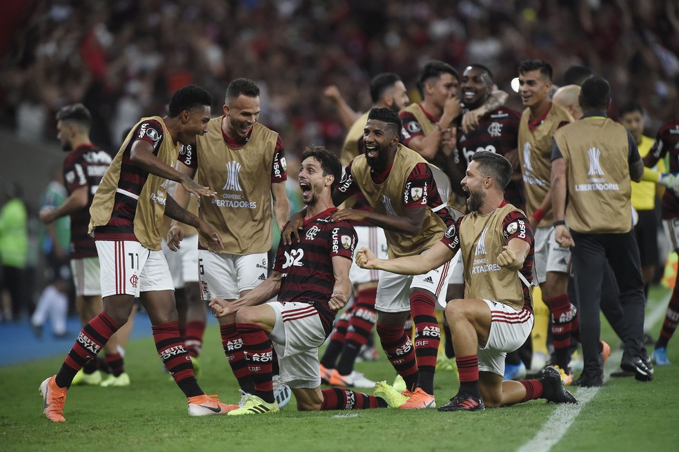 Rodrigo Caio comemora o quinto gol do Flamengo contra o Grêmio — Foto: André Durão / GloboEsporte.com