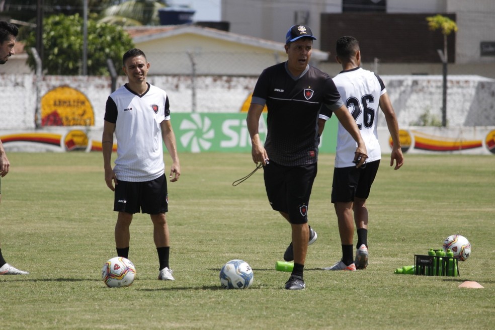 Evaristo Piza pede time bem aplicado dentro de campo contra o Fluminense — Foto: Nádya Araújo / Botafogo-PB