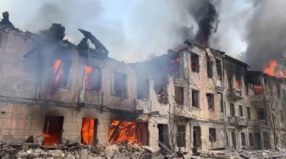 Clínica em Dniéper em chamas após ataque russo