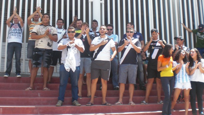 Torcedores esperam treino do Vasco no PV Fortaleza (Foto: Thaís Jorge)