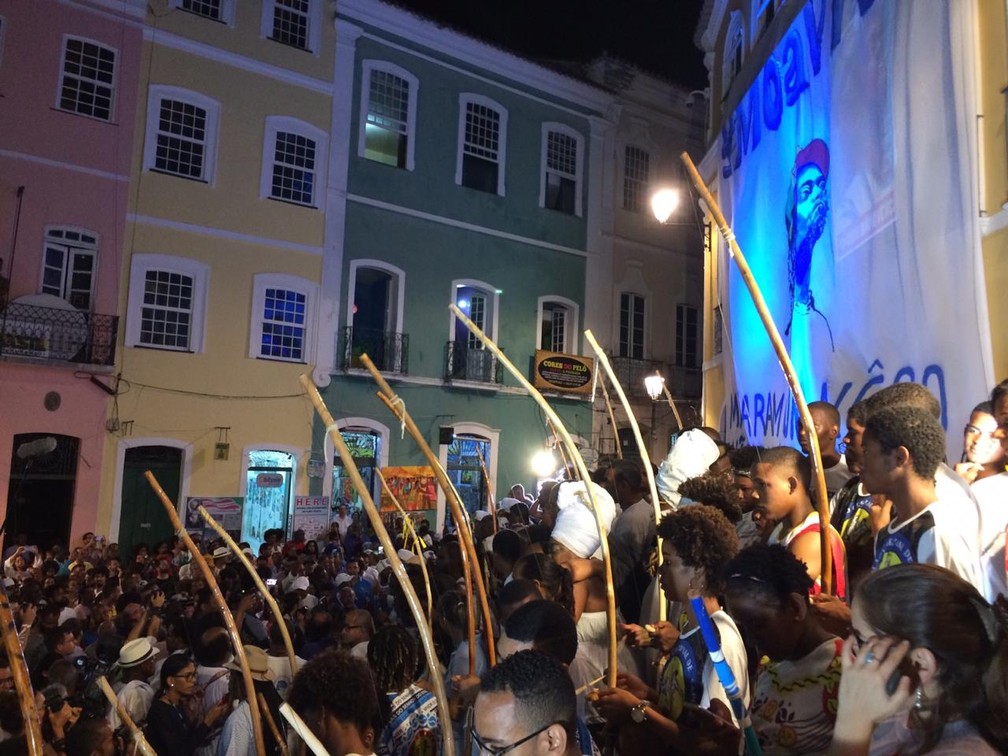 Faixa com hashtag "Moa vive" foi colocada na frente da Casa de Jorge Amado — Foto: Giana Matiazzi/TV Bahia