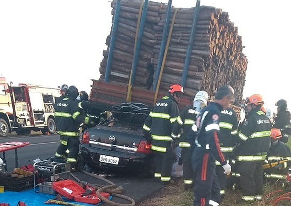 Carro atingiu traseira de caminhão carregado com madeira entre Iacanga e Ibitinga — Foto: Reprodução/Redes sociais