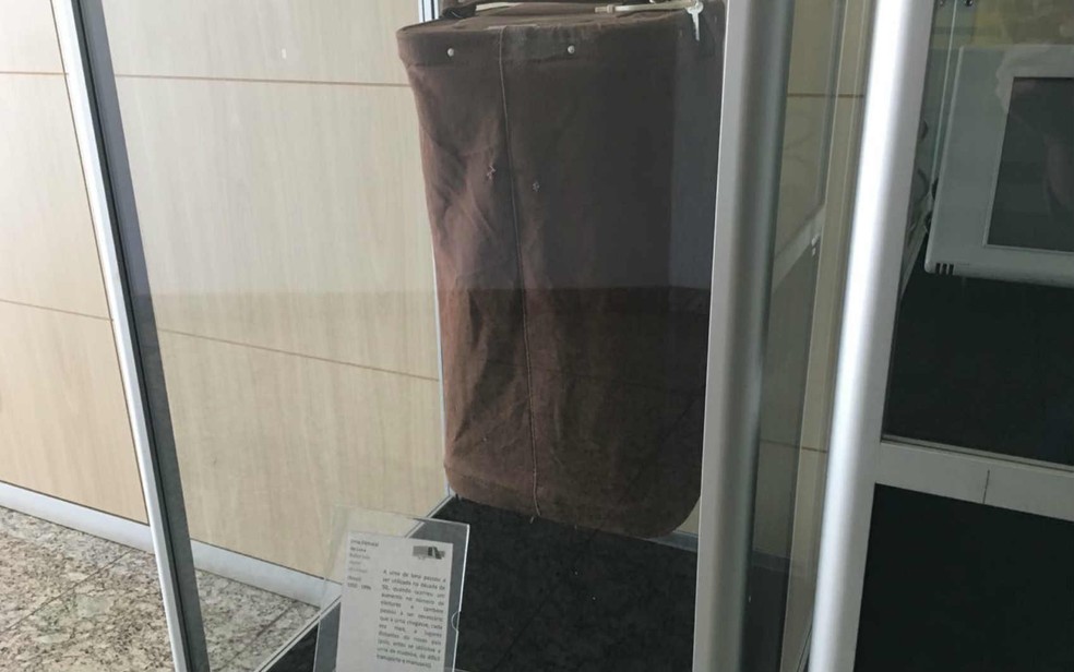 Primeira urna utilizada em eleições no Brasil, em exibição no TRE do Distrito Federal (Foto: Gabriel Luiz/G1)