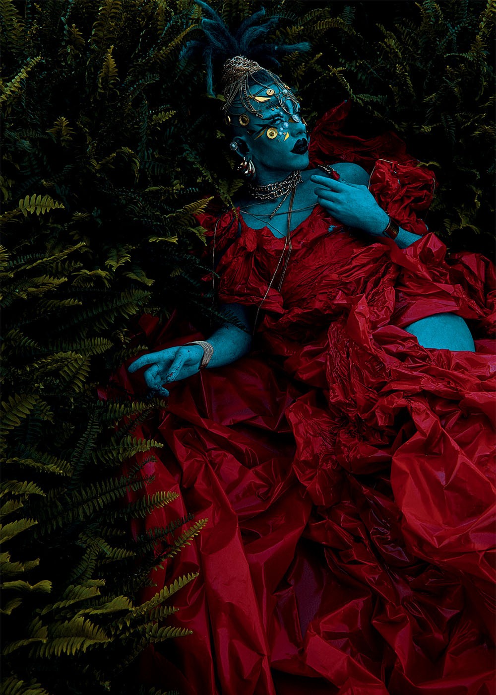 Alma Negrot produziu estas fotos exclusivamente para a Vogue, inspirado nas criações de Alexander McQueen (Foto: Léo Fagherazzi)
