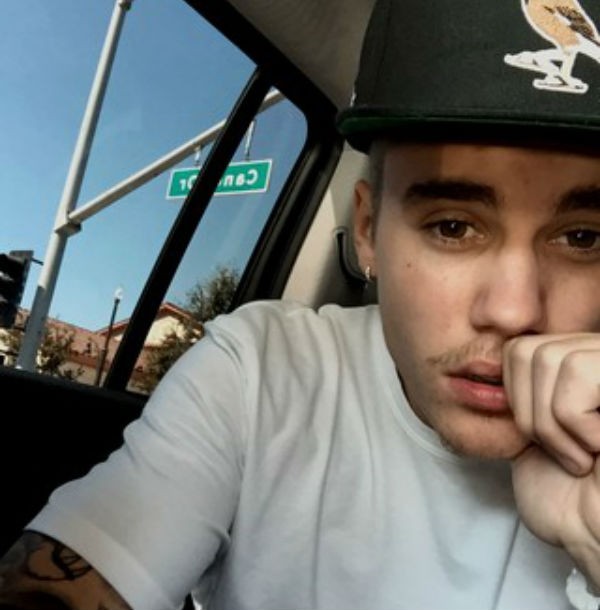 Justin Bieber mostra seu bigode (Foto: Reprodução Twitter)