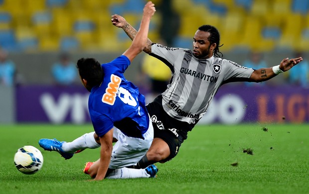 Para Roger, Cruzeiro não ganhou jogo por centralizar demais as jogadas