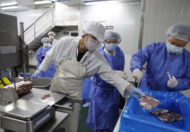Cientistas chineses analisam carne congelada importada em Xangai, procurando traços do novo coronavírus (Foto: Yin Liqin/China News Service via Getty Images)