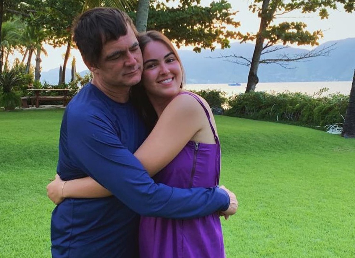 Samuel Rosa posa abraçado com a filha, Ana (Foto: Reprodução/Instagram)