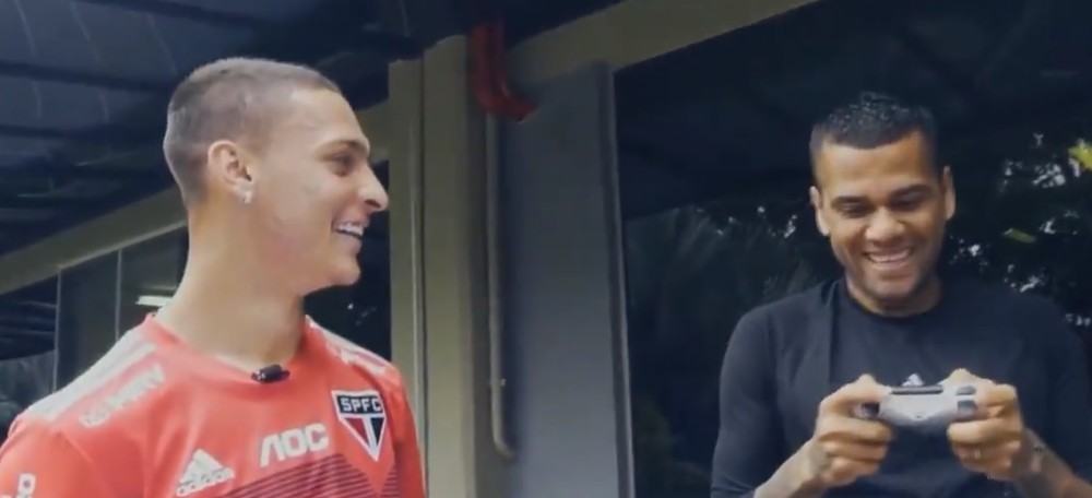 PES 2020: Antony presenteia jogadores do São Paulo com brindes do game