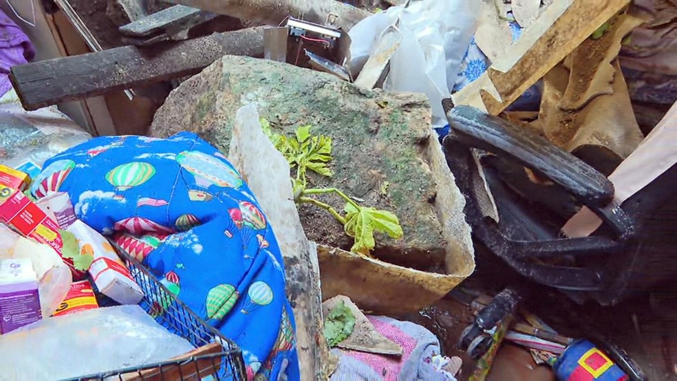 Pedra que destruiu parte de casa no Catete — Foto: Reprodução/TV Globo