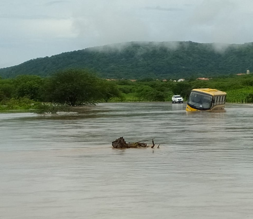 Com a forte chuva, um ônibus escolar ficou parcialmente submerso na CE 351 — Foto: Arquivo pessoal