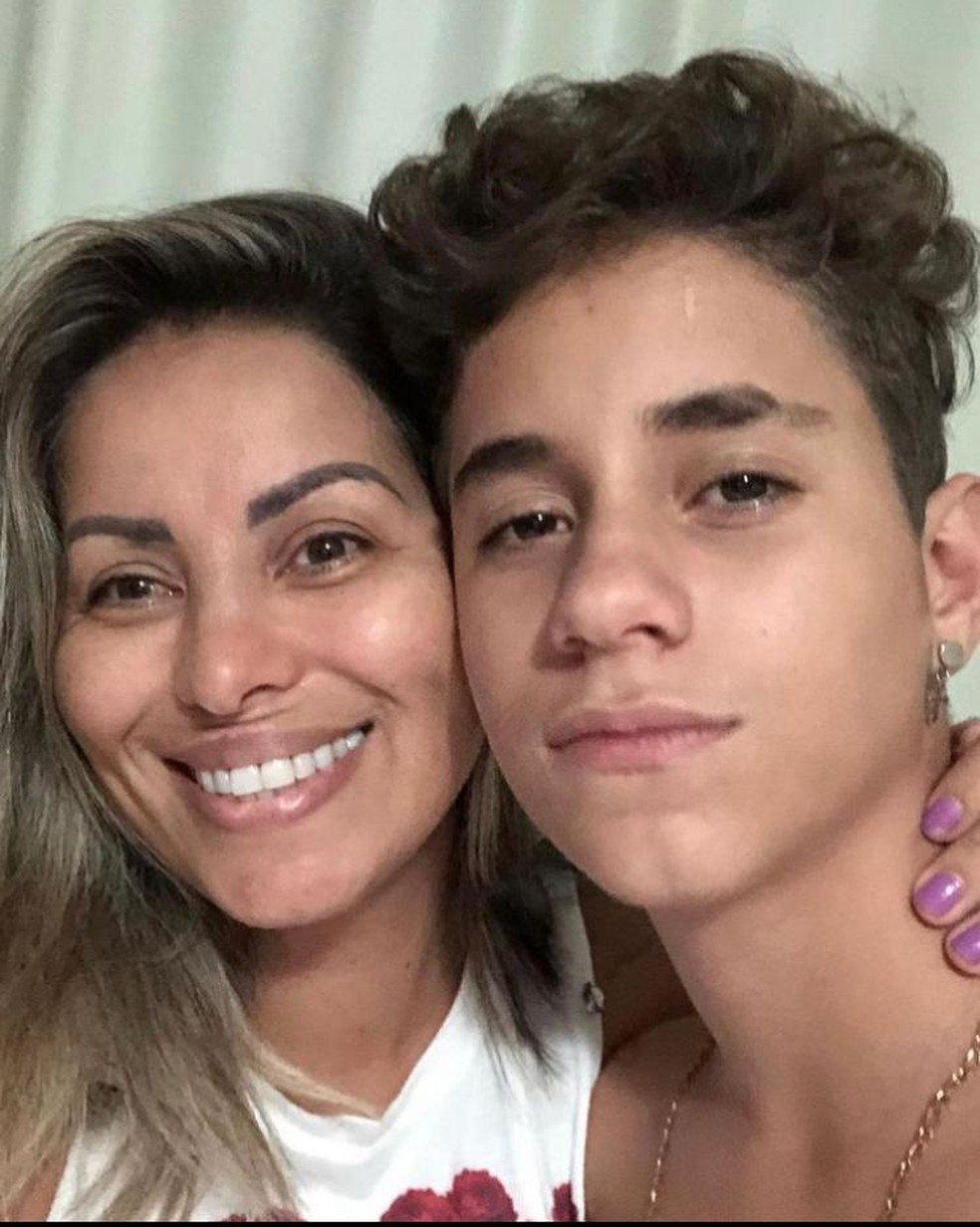 Walkyria e o filho Lucas Santos, que morreu aos 16 anos — Foto: Redes sociais
