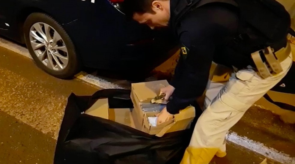 PRF no momento da apreensão dos rótulos — Foto: PRF