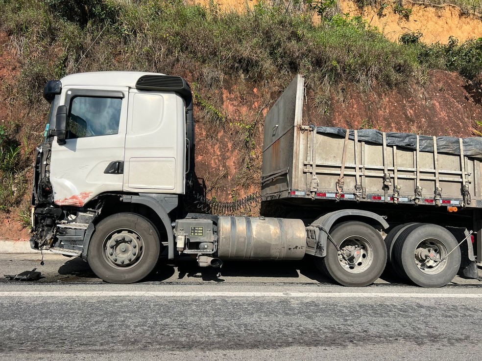 Casal morre após batida entre motocicleta e carreta na BR-101, no extremo sul da Bahia — Foto: Redes Sociais