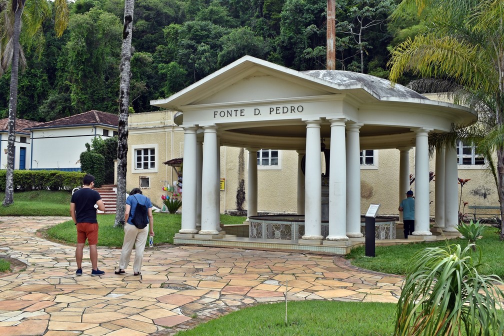 Turistas visitam a Fonte Dom Pedro, em Caxambu; turismo passa por transformação no Circuito das Águas — Foto: Lucas Soares / G1