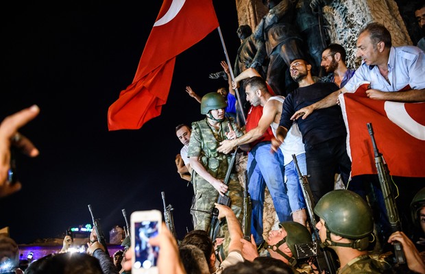 Turcos protestam contra o a tentativa de golpe militar na Turquia (Foto: OZAN KOSE / AFP)