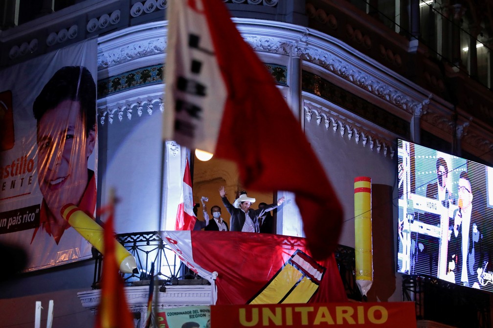 Pedro Castillo fala a apoiadores em sacada de prédio em Lima na terça-feira (15) — Foto: Alessandro Cinque/Reuters