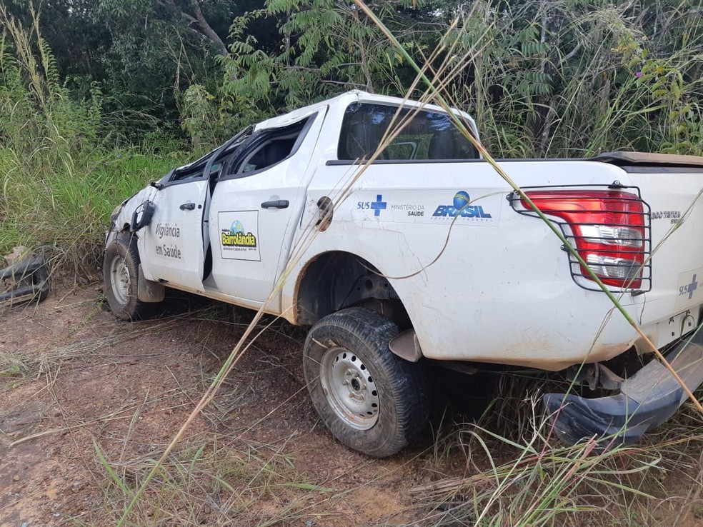Veículo capotou no canteiro de rodovia na BR-153 — Foto: Divulgação/Polícia Rodoviária Federal