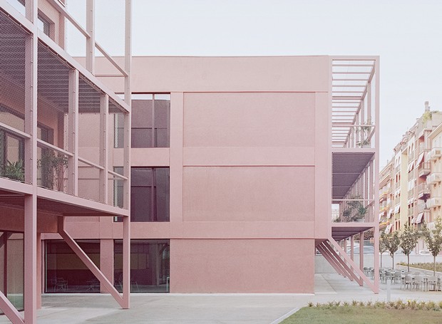 A escola secundária Fermi, na Itália, foi reformada considerando as novas necessidades educacionais além da integração com a esfera urbana (Foto: Reprodução/archdaily)