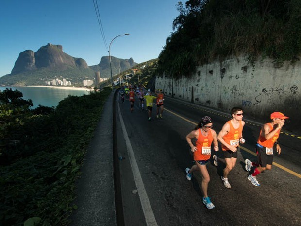 Atletas passam pela Avenida Niemeyer, com a Pedra da Gávea e a praia de São Conrado ao fundo, em 2013  (Foto: Thiago Diz / Divulgação / Maratona do Rio / Arquivo)