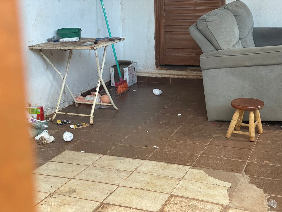 Brinquedos ficaram jogados no chão da casa. — Foto: José Câmara