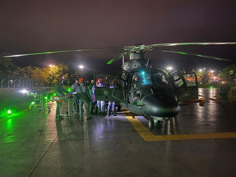 Helicóptero do Exército auxilia no transporte de vítimas em São Sebastião — Foto: Exército/Divulgação