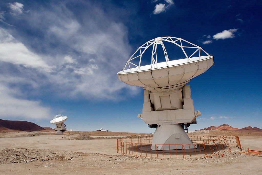 Dois telescópios do complexo de observatórios ALMA, situado no deserto do Atacama, no Chile (Foto: Wikimedia Commons)