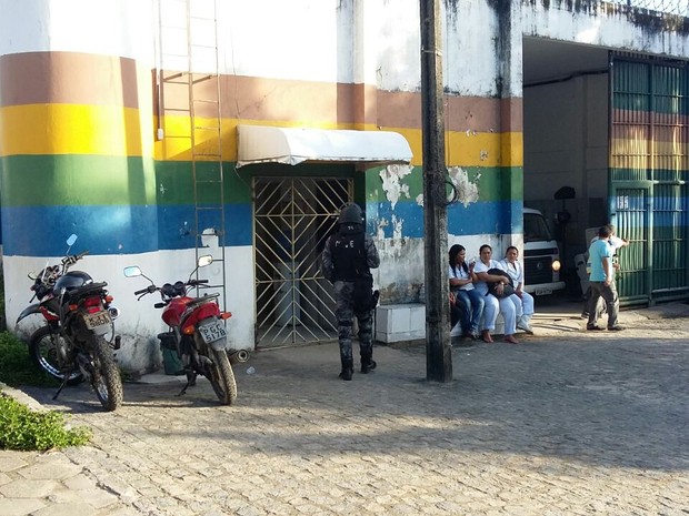Rebelião na Funase de Abreu e LIma deixou cinco jovens feridos (Foto: Cacyone Gomes/ Tv Globo)