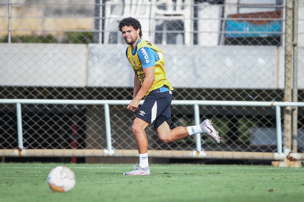 Victor Ferraz vê volta especial à Vila e espera jogo franco com o Santos na Libertadores