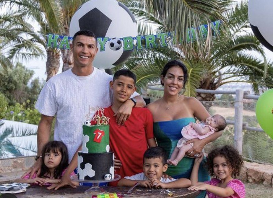 Georgina Rodríguez com Cristiano Ronaldo e a família