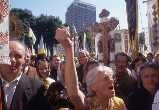 Sentimento nacionalista cresceu em toda União Soviética à medida que pessoas nas repúblicas fora da Rússia, como Ucrânia, descobriram sobre opressões do passado (Foto: GETTY IMAGES via BBC Brasil)