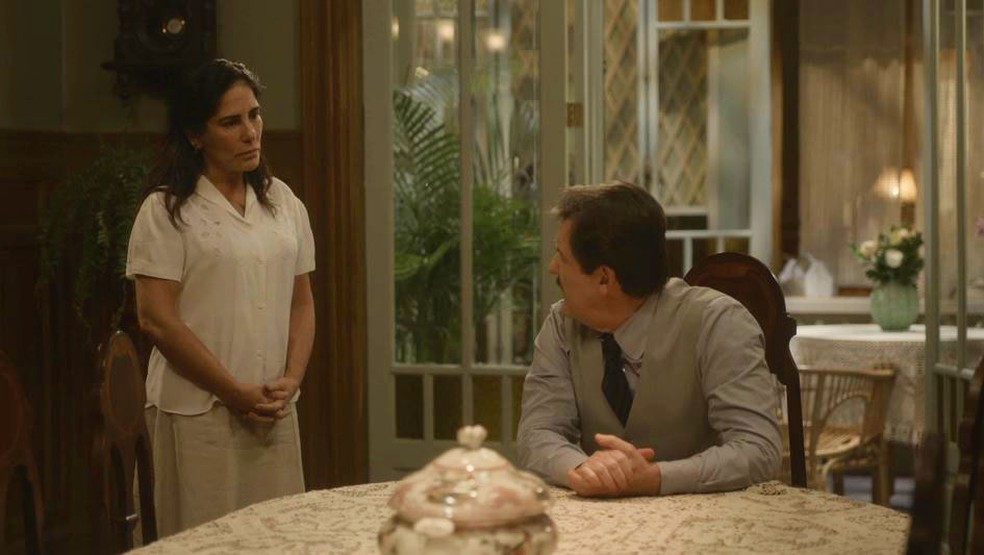 Júlio (Antonio Calloni) discute com Lola (Gloria Pires) em 'Éramos Seis' — Foto: Globo