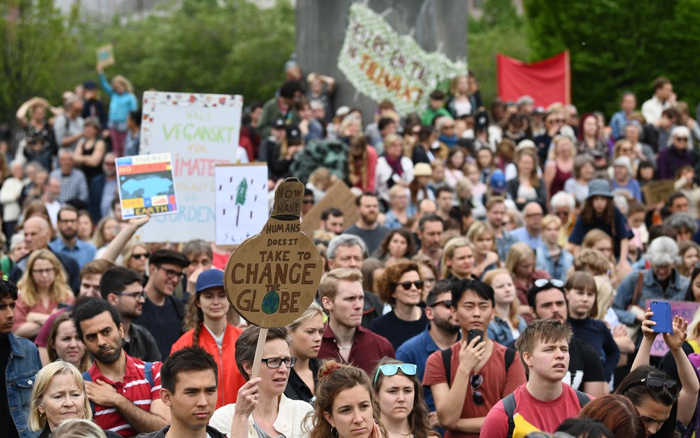 Greve pelo Clima em Estocolmo, na Suécia, nesta sexta-feira (24). — Foto: Jonathan Nackstrand / AFP