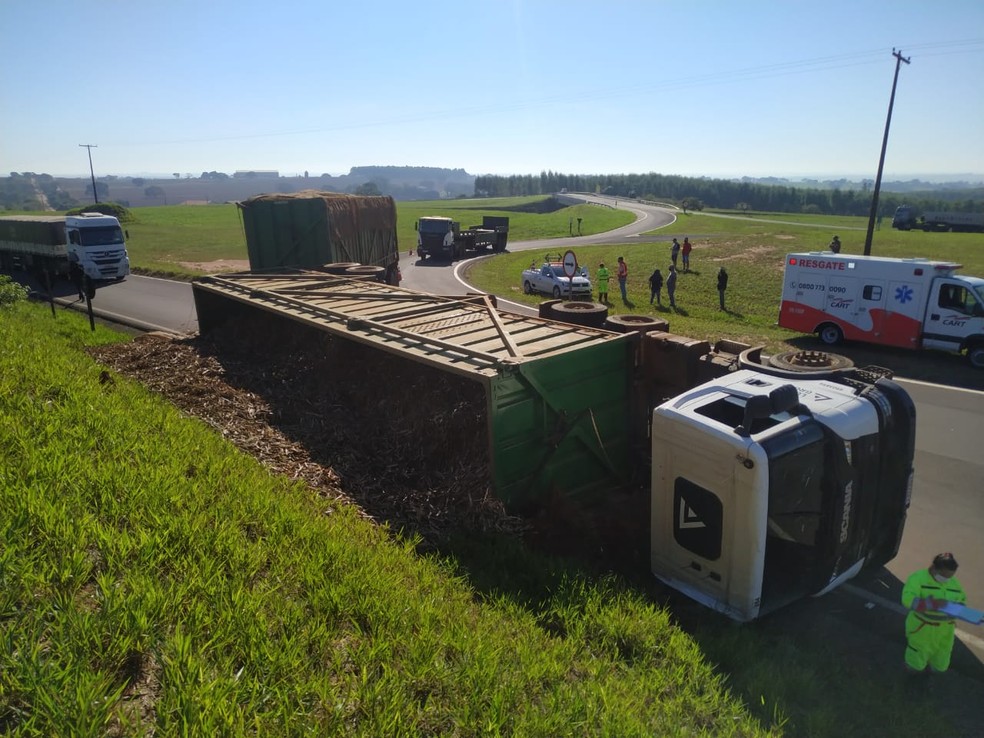 Carreta bitrem com carga de cana-de-açúcar tombou no acesso à SP-483 em Regente Feijó — Foto: Polícia Militar Rodoviária